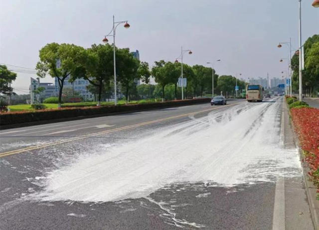 涂料散落污染道路，及时处置排除隐患！