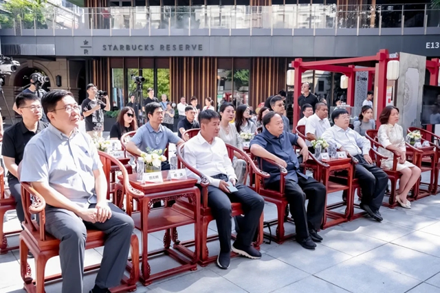 “印记北京中轴线”景区活动圆满收官，前门站北新建材拥抱群众讲述中国文化和中国品牌新故事