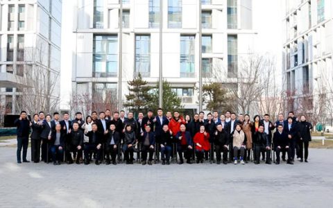 东方雨虹董事长李卫国在京出席合伙人新年座谈会，共绘发展蓝图