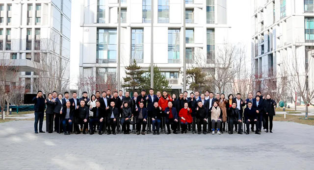 东方雨虹董事长李卫国在京出席合伙人新年座谈会，共绘发展蓝图